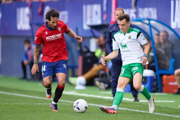 October 18, 2026, Pamplona, Navarra, SPAIN: Ruben Garcia of CA Osasuna competes for the ball with Inigo Vicente of Real Racing Club de Santander during the LaLiga EA Sports match between CA Osasuna and Real Racing Club de Santander at El Sadar on October 18, 2026, in Pamplona, Spain. Pamplona SPAIN - ZUMAa181 20261018_zaa_a181_105 Copyright: xRicardoxLarreinax