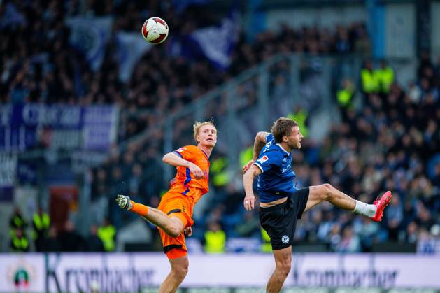 18.10.2026 - Fußball, 2026 2027, 2. Bundesliga, 8. Spieltag, DSC Arminia Bielefeld - VfL Osnabrück: (L-R) Bjarke Jacobsen (Osnabrück), Joel Grodowski (Bielefeld) DFL REGULATIONS PROHIBIT ANY USE OF PHOTOGRAPHS AS IMAGE SEQUENCES AND OR QUASI-VIDEO.