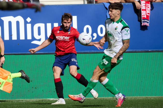 LaLiga EASports 2026 27 CA Osasuna v Racing de Santander Jon Moncayola (7. OSA) (L) crosses the ball under pressure from Jorge Salinas (17. RAC) (R) during the football match of LaLiga EA Sports between CA Osasuna and Racing de Santander played at El Sadar stadium in Pamplona (Spain) on Oct 18 2026. Credit: Inigo Alzugaray Agencia LOF Pamplona LaLiga EASports 2026 27 CA Osasuna v Racing de Santander Copyright: xINIGOxALZUGARAYx