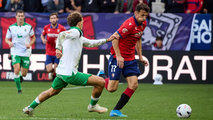 LaLiga EASports 2026 27 CA Osasuna v Racing de Santander Ante Budimir (17. OSA) (R) dribbles past Pablo Ramon (5. RAC) (L) during the football match of LaLiga EA Sports between CA Osasuna and Racing de Santander played at El Sadar stadium in Pamplona (Spain) on Oct 18 2026. Credit: Inigo Alzugaray Agencia LOF Pamplona LaLiga EASports 2026 27 CA Osasuna v Racing de Santander Copyright: xINIGOxALZUGARAYx