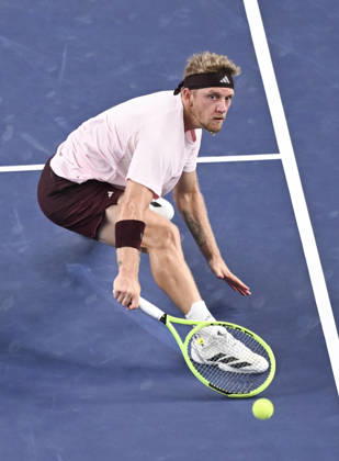 (261018) -- SHANGHAI, Oct. 18, 2026 -- Alejandro Davidovich Fokina of Spain hits a return during the men s singles final match against Rafael Jodar of Spain at the 2026 ATP, Tennis Herren tour Shanghai Masters tennis tournament in Shanghai, China, Oct. 18, 2026. ) (SP)CHINA-SHANGHAI-TENNIS-SHANGHAI MASTERS-MEN S SINGLES (CN) ChenxHaoming 