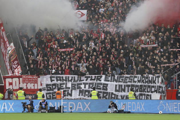 Fans von SC Freiburg sind zu sehen mit Flaggen, Bannern waehrend des Spiels der 1. Bundesliga zwischen Bayer 04 Leverkusen und Club Freiburg, BayArena am 18. October 2026 in Leverkusen, Deutschland. (Foto von Oliver Kaelke DeFodi Images) +++ Supporters of SC Freiburg are seen with flags, banner during the Bundesliga match between Bayer 04 Leverkusen and Sport-Club Freiburg at BayArena on October 18, 2026 in Leverkusen, Germany. (Photo by Oliver Kaelke DeFodi Images) DFB DFL REGULATIONS PROHIBIT ANY USE OF PHOTOGRAPHS AS IMAGE SEQUENCES AND OR QUASI-VIDEO. (Photo by Oliver Kaelke DeFodi Images) -