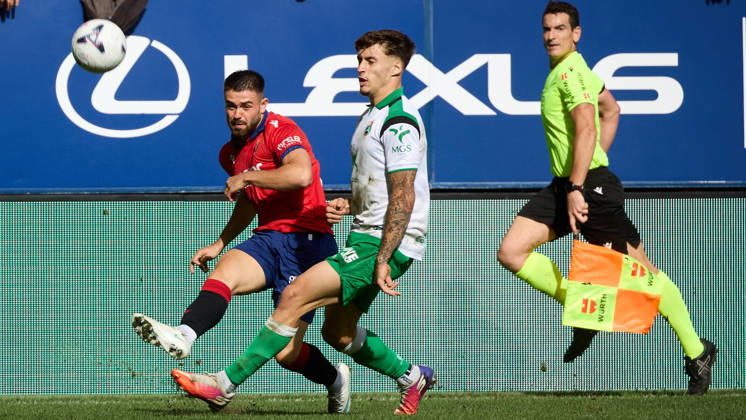 LaLiga EASports 2026 27 CA Osasuna v Racing de Santander Inigo Arguibide (27. OSA) (L) crosses the ball under pressure from Jorge Salinas (17. RAC) (R) during the football match of LaLiga EA Sports between CA Osasuna and Racing de Santander played at El Sadar stadium in Pamplona (Spain) on Oct 18 2026. Miguel Martinez (Assistant Referee) is also visible in the image. Credit: Inigo Alzugaray Agencia LOF Pamplona LaLiga EASports 2026 27 CA Osasuna v Racing de Santander Copyright: xINIGOxALZUGARAYx