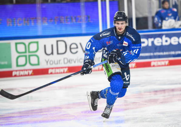 Straubing Tigers vs. Grizzlys Wolfsburg, Eishockey, Deutsche Eishockey Liga, Penny DEL, 10.Spieltag, Saison 2026 2027, 18.10.2026 Tarjo Jentzsch (Straubing Tigers), Eishockey Herren, Deutsche Eishockey Liga, Penny DEL, 10.Spieltag, Saison 2026 2027 am 18.10.2026 im Eisstadion am Pulverturm, Straubing Tigers (blau) gegen Grizzlys Wolfsburg (beige)