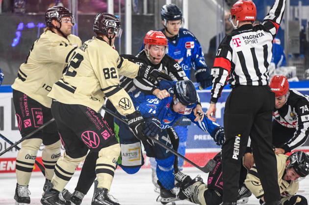 Straubing Tigers vs. Grizzlys Wolfsburg, Eishockey, Deutsche Eishockey Liga, Penny DEL, 10.Spieltag, Saison 2026 2027, 18.10.2026 Filip Varejcka (Straubing Tigers) im Handgemenge mit Madison Bowey (Grizzlys Wolfsburg), Eishockey Herren, Deutsche Eishockey Liga, Penny DEL, 10.Spieltag, Saison 2026 2027 am 18.10.2026 im Eisstadion am Pulverturm, Straubing Tigers (blau) gegen Grizzlys Wolfsburg (beige)