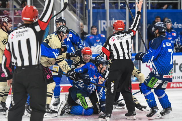 Straubing Tigers vs. Grizzlys Wolfsburg, Eishockey, Deutsche Eishockey Liga, Penny DEL, 10.Spieltag, Saison 2026 2027, 18.10.2026 Filip Varejcka (Straubing Tigers) im Handgemenge mit Madison Bowey (Grizzlys Wolfsburg), Eishockey Herren, Deutsche Eishockey Liga, Penny DEL, 10.Spieltag, Saison 2026 2027 am 18.10.2026 im Eisstadion am Pulverturm, Straubing Tigers (blau) gegen Grizzlys Wolfsburg (beige)