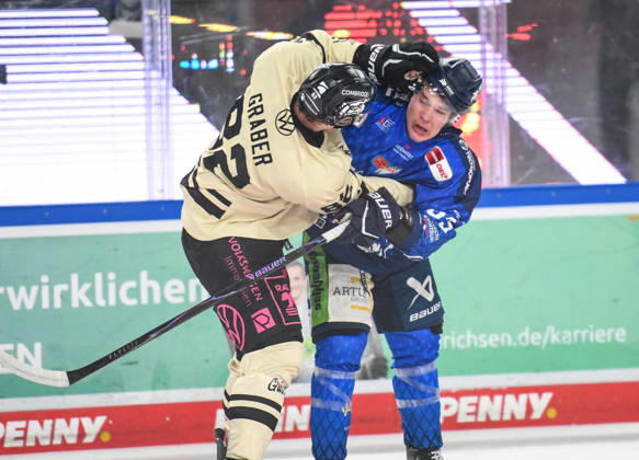 Straubing Tigers vs. Grizzlys Wolfsburg, Eishockey, Deutsche Eishockey Liga, Penny DEL, 10.Spieltag, Saison 2026 2027, 18.10.2026 Simon Seidl (Straubing Tigers) im Handgemenge mit William Graber (Grizzlys Wolfsburg), Eishockey Herren, Deutsche Eishockey Liga, Penny DEL, 10.Spieltag, Saison 2026 2027 am 18.10.2026 im Eisstadion am Pulverturm, Straubing Tigers (blau) gegen Grizzlys Wolfsburg (beige)