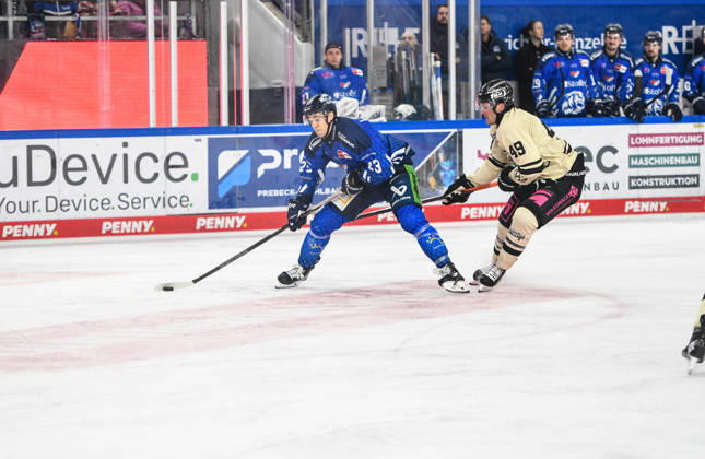Straubing Tigers vs. Grizzlys Wolfsburg, Eishockey, Deutsche Eishockey Liga, Penny DEL, 10.Spieltag, Saison 2026 2027, 18.10.2026 J.C. Beaudin (Straubing Tigers) mit Robert Lynch und Dustin Strahlmeier (Grizzlys Wolfsburg), Eishockey Herren, Deutsche Eishockey Liga, Penny DEL, 10.Spieltag, Saison 2026 2027 am 18.10.2026 im Eisstadion am Pulverturm, Straubing Tigers (blau) gegen Grizzlys Wolfsburg (beige)