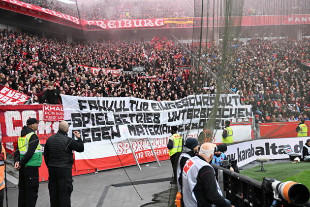 18.10.2026,GER, Fussball, Herren, 1. Bundesliga, Saison 2026 2027, 6. Spieltag, Bayer 04 Leverkusen vs. SC Freiburg die Freiburger Fans werfen am Anfang des Spiels Tennisbälle aufÂ s Spielfeld DFB DFL regulations prohibit any use of photographs as image sequences and or quasi-video Leverkusen BayArena NRW Deutschland Germany Copyright: xNordphoto Meuterx