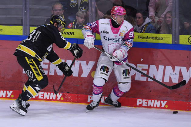 Eishockey Penny DEL 10. Spieltag Krefeld Pinguine - Eisbären Berlin am 18.10.2026 in der Yayla Arena in Krefeld Stuart Percy ( Krefeld ), links - Frederik Tiffels ( Berlin ), rechts Gemäß den Vorgaben der DEL Deutsche Eishockey Liga ist die Publikation und Weiterverwertung der Aufnahmen in elektronischen Medien und Endgeräten aller Art während des laufenden Spiels nicht zulässig.