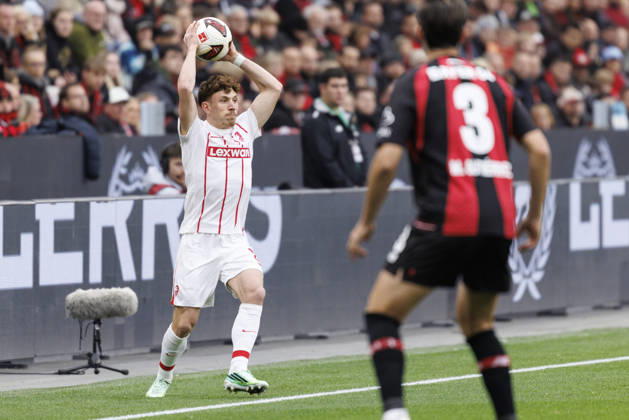 LEVERKUSEN, GERMANY - OCTOBER 18, 2026: Philipp Treu (SC Freiburg, 29) makes a throw-in during the German Bundesliga match on gameday 6 between Bayer 04 Leverkusen vs. SC Freiburg at BayArena on October 18, 2026 in Leverkusen, Germany. DFL REGULATIONS PROHIBIT ANY USE OF PHOTOGRAPHS AS IMAGE SEQUENCES AND OR QUASI-VIDEO. Northrhine-Westphalia Germany Copyright: xAxelxKohringx