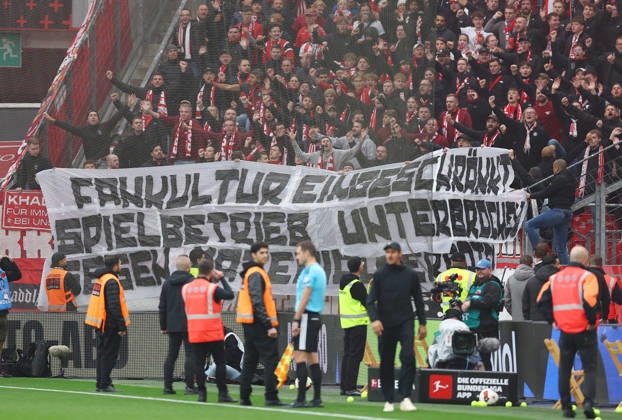 Football Bundesliga 2026 - 2027 Bayer 04 Leverkusen-SC Freiburg Freiburg fans throw tennis balls onto the pitch in protest during the german Bundesliga 2026 - 2027 football match between Bayer 04 Leverkusen and SC Freiburg at BayArena Stadium in Leverkusen , North Rhine-Westphalia , Germany . October 18th , 2026 Photo by Davide Elias Copyright: xDavidexEliasx