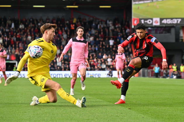 Bournemouth v Sunderland, Premier League Evanilson (9) of AFC Bournemouth shoots at goal past Robin Roefs (22) of Sunderland and misses the target during the Premier League match between Bournemouth and Sunderland at the Vitality Stadium, Bournemouth, UK on 18 October 2026. Bournemouth Vitality Stadium Dorset UK Editorial use only DataCo restrictions apply See www.football-dataco.com , Copyright: xGrahamxHuntx PSI-25032-0081