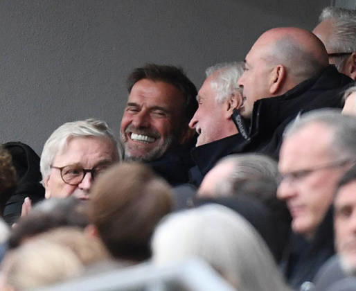 Sport Bilder des Tages 18.10.2026, xophax, Fussball 1.Bundesliga, Bayer 04 Leverkusen - SC Freiburg v.l. Jürgen Klopp und Rudi Völler, Fernando Carro rechts auf der Tribüne in der BayArena (DFL DFB REGULATIONS PROHIBIT ANY USE OF PHOTOGRAPHS as IMAGE SEQUENCES and or QUASI-VIDEO) Leverkusen