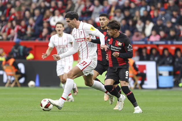 Igor Matanovic (SC Freiburg) und Afonso Moreira (Bayer 04 Leverkusen) im Zweikampf waehrend des Spiels der 1. Bundesliga zwischen Bayer 04 Leverkusen und Club Freiburg, BayArena am 18. October 2026 in Leverkusen, Deutschland. (Foto von Oliver Kaelke DeFodi Images) +++ Igor Matanovic (SC Freiburg) und Afonso Moreira (Bayer 04 Leverkusen) battle for the ball during the Bundesliga match between Bayer 04 Leverkusen and Sport-Club Freiburg at BayArena on October 18, 2026 in Leverkusen, Germany. (Photo by Oliver Kaelke DeFodi Images) DFB DFL REGULATIONS PROHIBIT ANY USE OF PHOTOGRAPHS AS IMAGE SEQUENCES AND OR QUASI-VIDEO. (Photo by Oliver Kaelke DeFodi Images) -