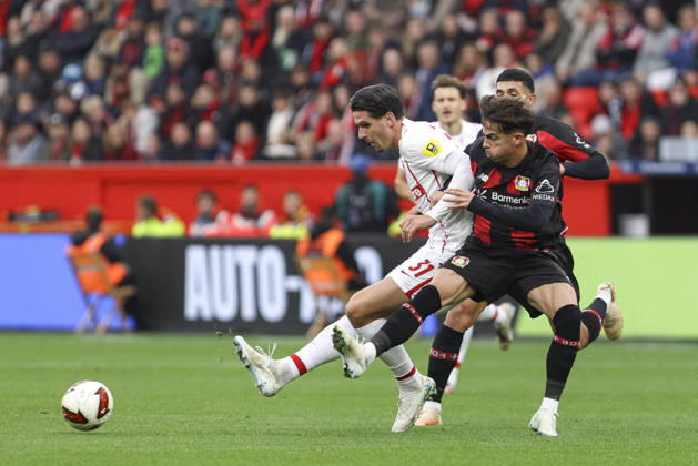 Igor Matanovic (SC Freiburg) und Afonso Moreira (Bayer 04 Leverkusen) im Zweikampf waehrend des Spiels der 1. Bundesliga zwischen Bayer 04 Leverkusen und Club Freiburg, BayArena am 18. October 2026 in Leverkusen, Deutschland. (Foto von Oliver Kaelke DeFodi Images) +++ Igor Matanovic (SC Freiburg) und Afonso Moreira (Bayer 04 Leverkusen) battle for the ball during the Bundesliga match between Bayer 04 Leverkusen and Sport-Club Freiburg at BayArena on October 18, 2026 in Leverkusen, Germany. (Photo by Oliver Kaelke DeFodi Images) DFB DFL REGULATIONS PROHIBIT ANY USE OF PHOTOGRAPHS AS IMAGE SEQUENCES AND OR QUASI-VIDEO. (Photo by Oliver Kaelke DeFodi Images) -