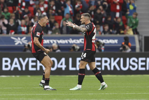 Facundo Medina (Bayer 04 Leverkusen) und Aleix Garcia (Bayer 04 Leverkusen) Torjubel, jubelt nach dem Treffer zum 1:1 waehrend des Spiels der 1. Bundesliga zwischen Bayer 04 Leverkusen und Club Freiburg, BayArena am 18. October 2026 in Leverkusen, Deutschland. (Foto von Oliver Kaelke DeFodi Images) +++ Facundo Medina (Bayer 04 Leverkusen) und Aleix Garcia (Bayer 04 Leverkusen) celebrates after his team s first goal during the Bundesliga match between Bayer 04 Leverkusen and Sport-Club Freiburg at BayArena on October 18, 2026 in Leverkusen, Germany. (Photo by Oliver Kaelke DeFodi Images) DFB DFL REGULATIONS PROHIBIT ANY USE OF PHOTOGRAPHS AS IMAGE SEQUENCES AND OR QUASI-VIDEO. (Photo by Oliver Kaelke DeFodi Images) -