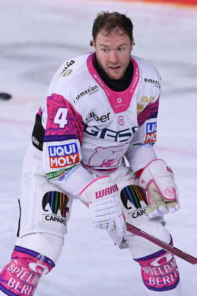 Eishockey Penny DEL 10. Spieltag Krefeld Pinguine - Eisbären Berlin am 18.10.2026 in der Yayla Arena in Krefeld Adam Smith ( Berlin ) ohne Helm Gemäß den Vorgaben der DEL Deutsche Eishockey Liga ist die Publikation und Weiterverwertung der Aufnahmen in elektronischen Medien und Endgeräten aller Art während des laufenden Spiels nicht zulässig.