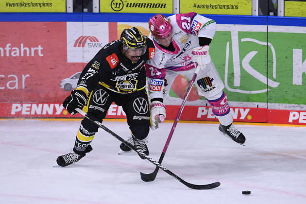 Eishockey Penny DEL 10. Spieltag Krefeld Pinguine - Eisbären Berlin am 18.10.2026 in der Yayla Arena in Krefeld Clinston Joseph Robert C. J. Suess ( Krefeld ), links - Manuel Wiederer ( Berlin ), rechts Gemäß den Vorgaben der DEL Deutsche Eishockey Liga ist die Publikation und Weiterverwertung der Aufnahmen in elektronischen Medien und Endgeräten aller Art während des laufenden Spiels nicht zulässig.