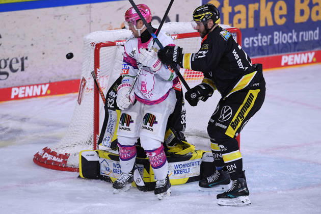 Eishockey Penny DEL 10. Spieltag Krefeld Pinguine - Eisbären Berlin am 18.10.2026 in der Yayla Arena in Krefeld Frederik Tiffels ( Berlin ), links - Mick Köhler ( Krefeld ), rechts Gemäß den Vorgaben der DEL Deutsche Eishockey Liga ist die Publikation und Weiterverwertung der Aufnahmen in elektronischen Medien und Endgeräten aller Art während des laufenden Spiels nicht zulässig.