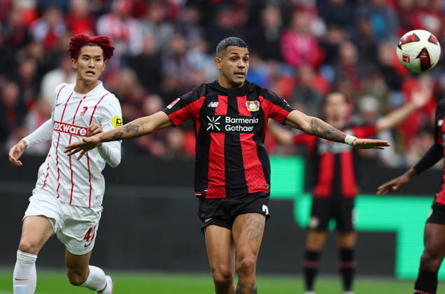 Football Bundesliga 2026 - 2027 Bayer 04 Leverkusen-SC Freiburg Goto Keisuke of Freiburg ( L ) and Medina Facundo of Leverkusen ( R ) fight for the ball during the german Bundesliga 2026 - 2027 football match between Bayer 04 Leverkusen and SC Freiburg at BayArena Stadium in Leverkusen , North Rhine-Westphalia , Germany . October 18th , 2026 Photo by Davide Elias Copyright: xDavidexEliasx