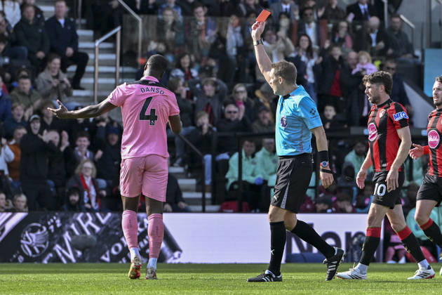 AFC Bournemouth v Sunderland, Premier League Kevin Danso of Sunderland gets given a red card by Referee Craig Pawson during the AFC Bournemouth v Sunderland Premier League match at Vitality Stadium, Bournemouth, England on 18 October 2026 Credit: Andy Thomas Every Second Media Editorial use only. All images are copyright Every Second Media Limited. No images may be reproduced without prior permission. All rights reserved. Premier League and Football League images are subject to licensing agreements with Football DataCo Limited. see https: www.football-dataco.com Copyright: xIMAGO EveryxSecondxMediax ESM-2234-0017 AndyxThomasx xEveryxSecondxMediax