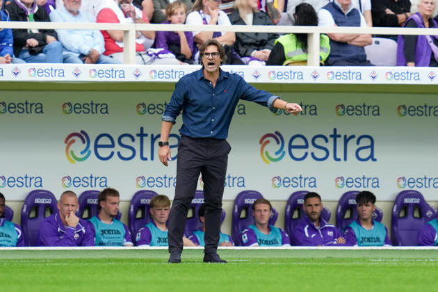 ACF Fiorentina v Como 1907 - Serie A Enilive Paolo Vanoli Head Coach of ACF Fiorentina gestures during the Serie A Enilive match between ACF Fiorentina and Como 1907 at Artemio Franchi Stadium on October 18, 2026 in Florence, Italy. Florence Artemio Franchi Stadium Tuscany Italy Copyright: xGiuseppexMaffiax 261018_SerieA_Fiorentina-Como_GM_03366