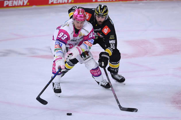 Eishockey Penny DEL 10. Spieltag Krefeld Pinguine - Eisbären Berlin am 18.10.2026 in der Yayla Arena in Krefeld Leonard Pföderl ( Berlin ), vorne - Davis Vandane ( Krefeld ), hinten Gemäß den Vorgaben der DEL Deutsche Eishockey Liga ist die Publikation und Weiterverwertung der Aufnahmen in elektronischen Medien und Endgeräten aller Art während des laufenden Spiels nicht zulässig.