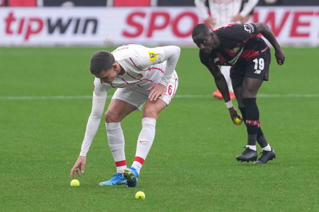 Yannik Engelhardt (SC Freiburg, 16) und Moussa Diaby (Bayer 04 Leverkusen, 19) heben Tennisbälle auf, Protest der Freiburger Fans, Ultras, werfen Tennisbälle auf den Rasen, Spielunterbrechung , Deutschland, Fussball, 1. Bundesliga, 6.Spieltag, 2026 2027, Bayer Leverkusen vs. SC Freiburg, 18.10.2026, BayArena, Leverkusen Leverkusen BayArena Nordrhein-Westfalen Deutschland Copyright: xArnexAmbergx