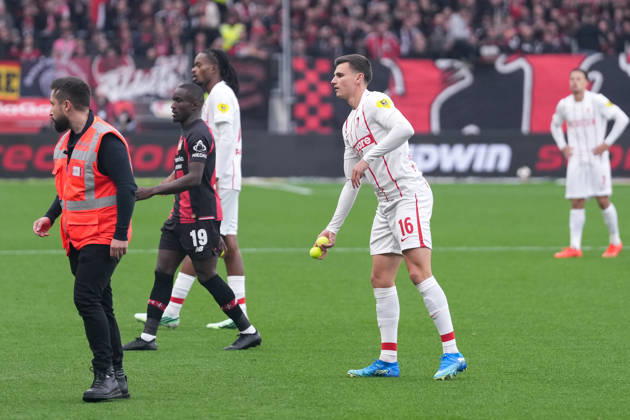 Sport Bilder des Tages Yannik Engelhardt (SC Freiburg, 16), Protest der Freiburger Fans, Ultras, werfen Tennisbälle auf den Rasen, Spielunterbrechung , Deutschland, Fussball, 1. Bundesliga, 6.Spieltag, 2026 2027, Bayer Leverkusen vs. SC Freiburg, 18.10.2026, BayArena, Leverkusen Leverkusen BayArena Nordrhein-Westfalen Deutschland Copyright: xArnexAmbergx