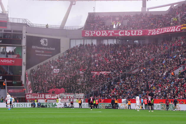 Protest der Freiburger Fans, Ultras, werfen Tennisbälle auf den Rasen, Spielunterbrechung , Deutschland, Fussball, 1. Bundesliga, 6.Spieltag, 2026 2027, Bayer Leverkusen vs. SC Freiburg, 18.10.2026, BayArena, Leverkusen Leverkusen BayArena Nordrhein-Westfalen Deutschland Copyright: xArnexAmbergx