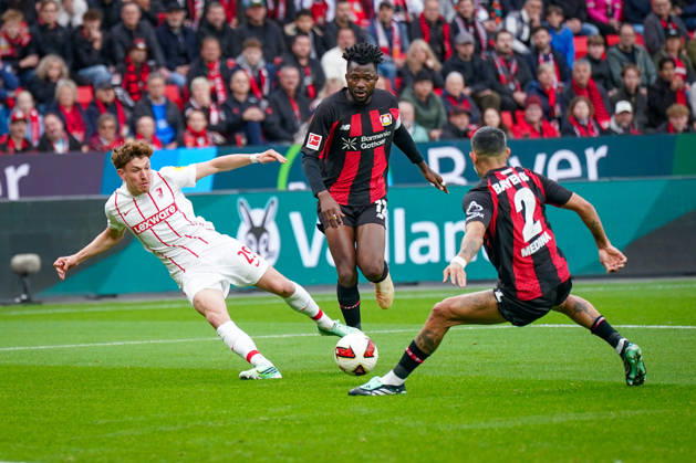 Deutschland: Fussball Bundesliga 2026 - 2027, 6. Spieltag - Bayer 04 Leverkusen vs SC Freiburg - BayArena (Leverkusen): Philipp Treu (SC Freiburg, 29) mit Edmond Tapsoba (Bayer 04 Leverkusen, 12) Facundo Medina (Bayer 04 Leverkusen, 2) Copyright: xJOERANxSTEINSIEKx