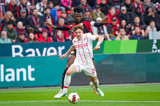 Deutschland: Fussball Bundesliga 2026 - 2027, 6. Spieltag - Bayer 04 Leverkusen vs SC Freiburg - BayArena (Leverkusen): Philipp Treu (SC Freiburg, 29) mit Edmond Tapsoba (Bayer 04 Leverkusen, 12) Copyright: xJOERANxSTEINSIEKx