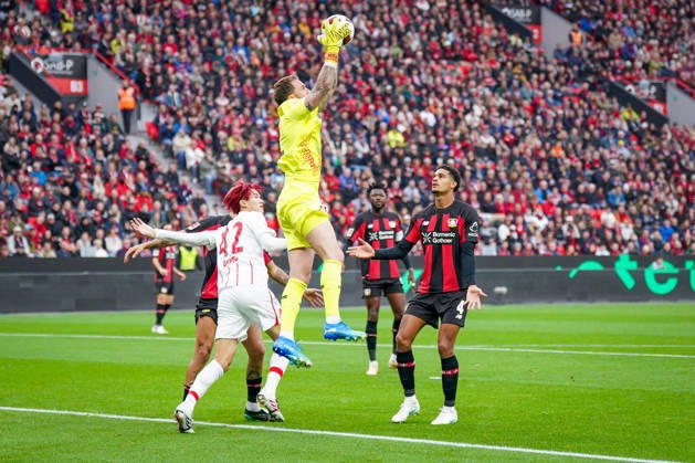 Deutschland: Fussball Bundesliga 2026 - 2027, 6. Spieltag - Bayer 04 Leverkusen vs SC Freiburg - BayArena (Leverkusen): Mark Flekken (Bayer 04 Leverkusen, 1) am Ball Copyright: xJOERANxSTEINSIEKx