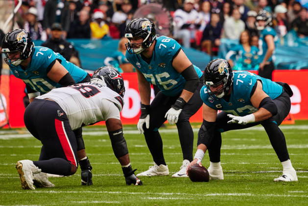 RECORD DATE NOT STATED 18th October 2026; Wembley Stadium, London, England; NFL, American Football Herren, USA American Football, Jacksonville Jaguars versus Houston Texans; Robert Hainsey of the Jacksonville Jaguars, OL with Ezra Cleveland of the Jacksonville Jaguars, OL line up against Sheldon Rankins of the Houston Texans, DT MattxBenxStone
