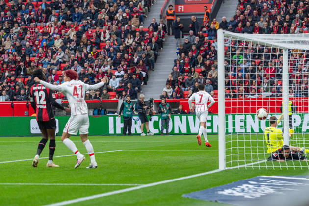 Derry Scherhant (SC Freiburg, 07) mit dem 1:0 fuer Freiburg, Keisuke Goto (SC Freiburg, 42) jubelt, Mark Flekken (Bayer 04 Leverkusen, 01) am pfosten sitzend Bayer 04 Leverkusen vs. SC Freiburg, Fussball, 1.Bundesliga, 6.Spieltag, Saison 2026 27, 18.10.2026, DFL REGULATIONS PROHIBIT ANY USE OF PHOTOGRAPHS AS IMAGE SEQUENCES AND OR QUASI-VIDEO, Bayer 04 Leverkusen vs. SC Freiburg, Fussball, 1.Bundesliga, 6.Spieltag, Saison 2026 27, 18.10.2026 Leverkusen Copyright: xEibner-Pressefoto LukasxBaldygax EP_LBA