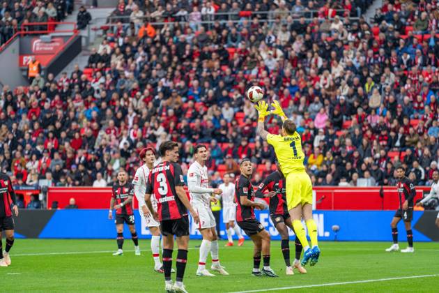Mark Flekken (Bayer 04 Leverkusen, 01) faengt eine Flanke ab, Keisuke Goto (SC Freiburg, 42), Igor Matanovic (SC Freiburg, 31), Facundo Medina (Bayer 04 Leverkusen, 02) schaue zu Bayer 04 Leverkusen vs. SC Freiburg, Fussball, 1.Bundesliga, 6.Spieltag, Saison 2026 27, 18.10.2026, DFL REGULATIONS PROHIBIT ANY USE OF PHOTOGRAPHS AS IMAGE SEQUENCES AND OR QUASI-VIDEO, Bayer 04 Leverkusen vs. SC Freiburg, Fussball, 1.Bundesliga, 6.Spieltag, Saison 2026 27, 18.10.2026 Leverkusen Copyright: xEibner-Pressefoto LukasxBaldygax EP_LBA