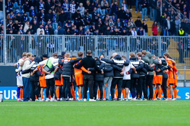 18.10.2026 - Fußball, 2026 2027, 2. Bundesliga, 8. Spieltag, DSC Arminia Bielefeld - VfL Osnabrück: Mannschaft (Osnabrück) nach dem Spiel bei ihren Fans DFL REGULATIONS PROHIBIT ANY USE OF PHOTOGRAPHS AS IMAGE SEQUENCES AND OR QUASI-VIDEO.