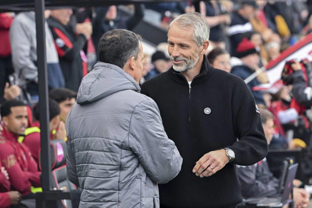 AFC Bournemouth v Sunderland, Premier League Bournemouth Manager Marco Rose and Sunderland Manager Regis Le Bris shake hands during the AFC Bournemouth v Sunderland Premier League match at Vitality Stadium, Bournemouth, England on 18 October 2026 Credit: Andy Thomas Every Second Media Editorial use only. All images are copyright Every Second Media Limited. No images may be reproduced without prior permission. All rights reserved. Premier League and Football League images are subject to licensing agreements with Football DataCo Limited. see https: www.football-dataco.com Copyright: xIMAGO EveryxSecondxMediax ESM-2234-0027 AndyxThomasx xEveryxSecondxMediax