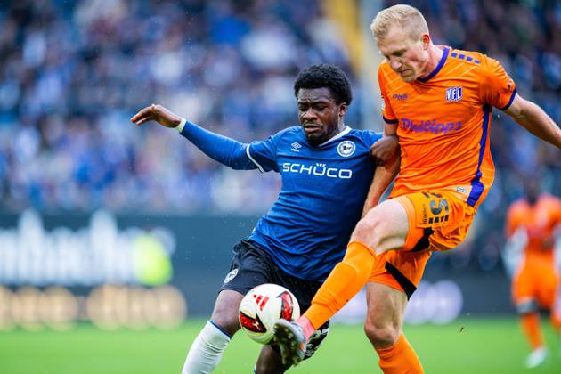 18.10.2026 - Fußball, 2026 2027, 2. Bundesliga, 8. Spieltag, DSC Arminia Bielefeld - VfL Osnabrück: (L-R) Benjamin Boakye (Bielefeld), Niklas Wiemann (Osnabrück) DFL REGULATIONS PROHIBIT ANY USE OF PHOTOGRAPHS AS IMAGE SEQUENCES AND OR QUASI-VIDEO.