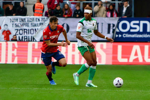 ESP: LaLiga EA Sports Atletico Osasuna v Racing Santander Ante Budimir of Osasuna and Pedro Felipe of Racing de Santander during LaLiga EA Sports match between Atletico Osasuna v Racing Santander played at El Sadar Stadium, Pamplona, on October 18 2026 in Spain Spain Soccer Copyright: xAgenciaxLOFx