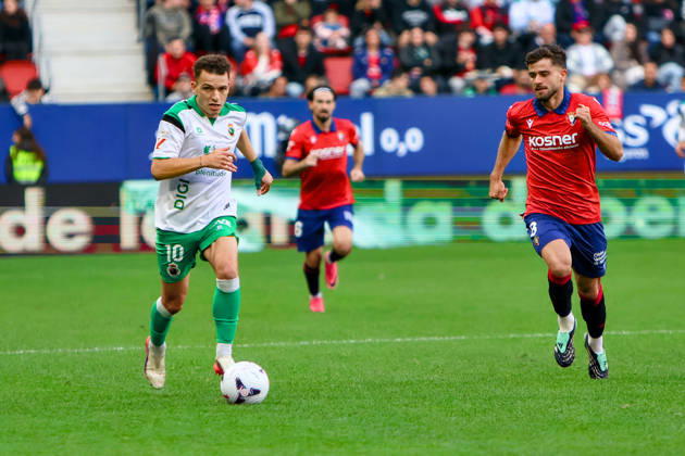 ESP: LaLiga EA Sports Atletico Osasuna v Racing Santander Inigo Vicente of Racing de Santander during LaLiga EA Sports match between Atletico Osasuna v Racing Santander played at El Sadar Stadium, Pamplona, on October 18 2026 in Spain Spain Soccer Copyright: xAgenciaxLOFx