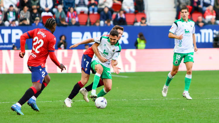 ESP: LaLiga EA Sports Atletico Osasuna v Racing Santander Jon Moncayola of Osasuna and Ivan Martin of Racing de Santander during LaLiga EA Sports match between Atletico Osasuna v Racing Santander played at El Sadar Stadium, Pamplona, on October 18 2026 in Spain Spain Soccer Copyright: xAgenciaxLOFx