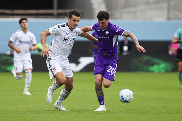 Tasos Douvikas of Como 1907 and Alex Jimenez of ACF Fiorentina compete for the ball during the serie A match between ACF Fiorentina and Como 1907 at Artemio Franchi Stadium in Firenze (Italy), October 18, 2026. massimilianoxcarnabuci