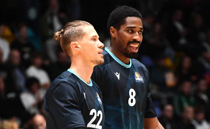 18.10.2026, xokbx, Basketball BBL Pokal, Frankfurt Skyliners - VET-Concept Gladiators Trier v.l. William Christmas (Fraport Skyliners Frankfurt), Thomas Klepeisz (Fraport Skyliners Frankfurt), im Gespraech, Unterhaltung, beraten sich Frankfurt am Main