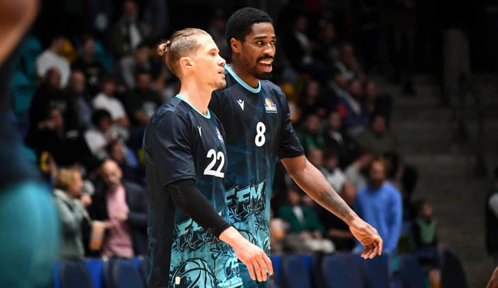 18.10.2026, xokbx, Basketball BBL Pokal, Frankfurt Skyliners - VET-Concept Gladiators Trier v.l. William Christmas (Fraport Skyliners Frankfurt), Thomas Klepeisz (Fraport Skyliners Frankfurt), im Gespraech, Unterhaltung, beraten sich Frankfurt am Main