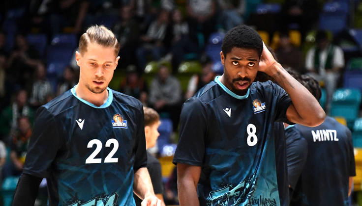 18.10.2026, xokbx, Basketball BBL Pokal, Frankfurt Skyliners - VET-Concept Gladiators Trier v.l. William Christmas (Fraport Skyliners Frankfurt), Thomas Klepeisz (Fraport Skyliners Frankfurt), nachdenklich Frankfurt am Main
