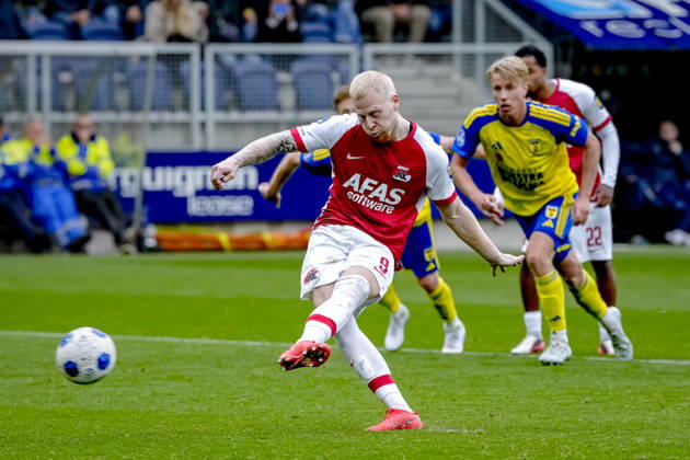 LEEUWARDEN - AZ Alkmaar forward Mexx Meerdink scores to make it 2-2 during the Vriendenloterij Eredivisie match between SC Cambuur and AZ at Kooi Stadion on 18 October 2026 in Leeuwarden, Netherlands. ED VAN DE POL EYE4IMAGES DeFodi Images -
