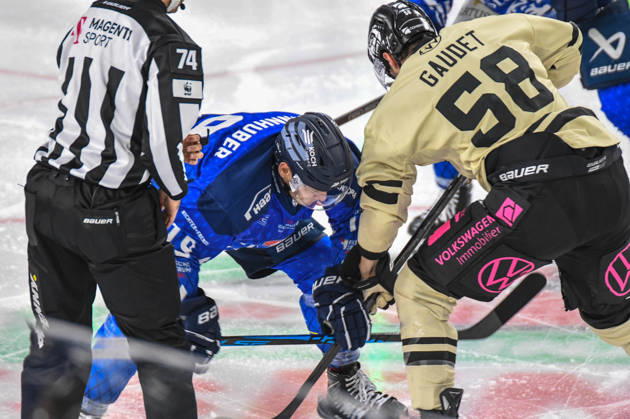 Straubing Tigers vs. Grizzlys Wolfsburg, Eishockey, Deutsche Eishockey Liga, Penny DEL, 10.Spieltag, Saison 2026 2027, 18.10.2026 Tim Brunnhuber (Straubing Tigers) und Tyler Gaudet (Grizzlys Wolfsburg) beim Bully, Eishockey Herren, Deutsche Eishockey Liga, Penny DEL, 10.Spieltag, Saison 2026 2027 am 18.10.2026 im Eisstadion am Pulverturm, Straubing Tigers (blau) gegen Grizzlys Wolfsburg (beige)