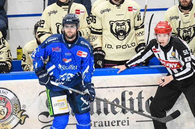 Straubing Tigers vs. Grizzlys Wolfsburg, Eishockey, Deutsche Eishockey Liga, Penny DEL, 10.Spieltag, Saison 2026 2027, 18.10.2026 Hudson Elynuik (Straubing Tigers), Eishockey Herren, Deutsche Eishockey Liga, Penny DEL, 10.Spieltag, Saison 2026 2027 am 18.10.2026 im Eisstadion am Pulverturm, Straubing Tigers (blau) gegen Grizzlys Wolfsburg (beige)